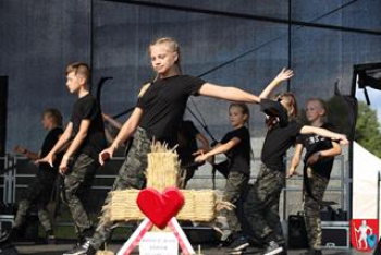 Występy taneczne dzieci na Festynie  Świętego  Bartłomieja 2021r.