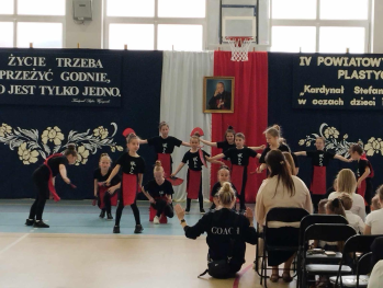 Występ grupy tanecznej Magnetic podczas obchod&oacute;w patrona Szkoły podstawowej Kardynała Stefana Wyszyńskiego w Kuleszach Kościelnych