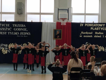 Występy grup tanecznych Magnusi Magnetic i Cosmo podczas obchod&oacute;w Dnia Patrona Szkoły im. Kardynała Stefana Wyszyńskiego w Kuleszach Kościelnych.