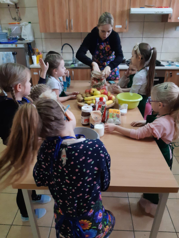 Warsztaty kulinarne dla dzieci z KGW ,,Kulesianki" podczas ferii zimowych w CKE.