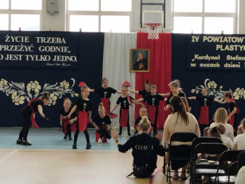 Występ grupy tanecznej Magnetic podczas obchodów patrona Szkoły podstawowej Kardynała Stefana Wyszyńskiego w Kuleszach Kościelnych