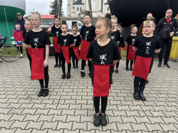 Taniec podczas IV Ogólnopolskiego Wyścigu Kolarskiego 4 maja w Kuleszach Kościelnych Taniec podczas IV Ogólnopolskiego Wyścigu Kolarskiego 4 maja w Kuleszach Kościelnych