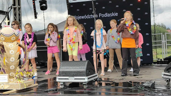 Wokalne występy dzieci podczas Festynu św. Bartłomieja w Kuleszach Kościelnych