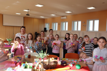 Fotorelacja z warsztatów wielkanocnych -Tworzenie kwiatów z krepiny