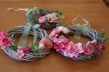 Zajęcia rękodzielnicze w świetlicy - wianek z wikliny